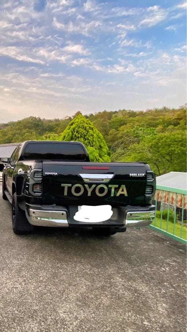 トヨタ ハイラックス 黒色 スモークテールランプ