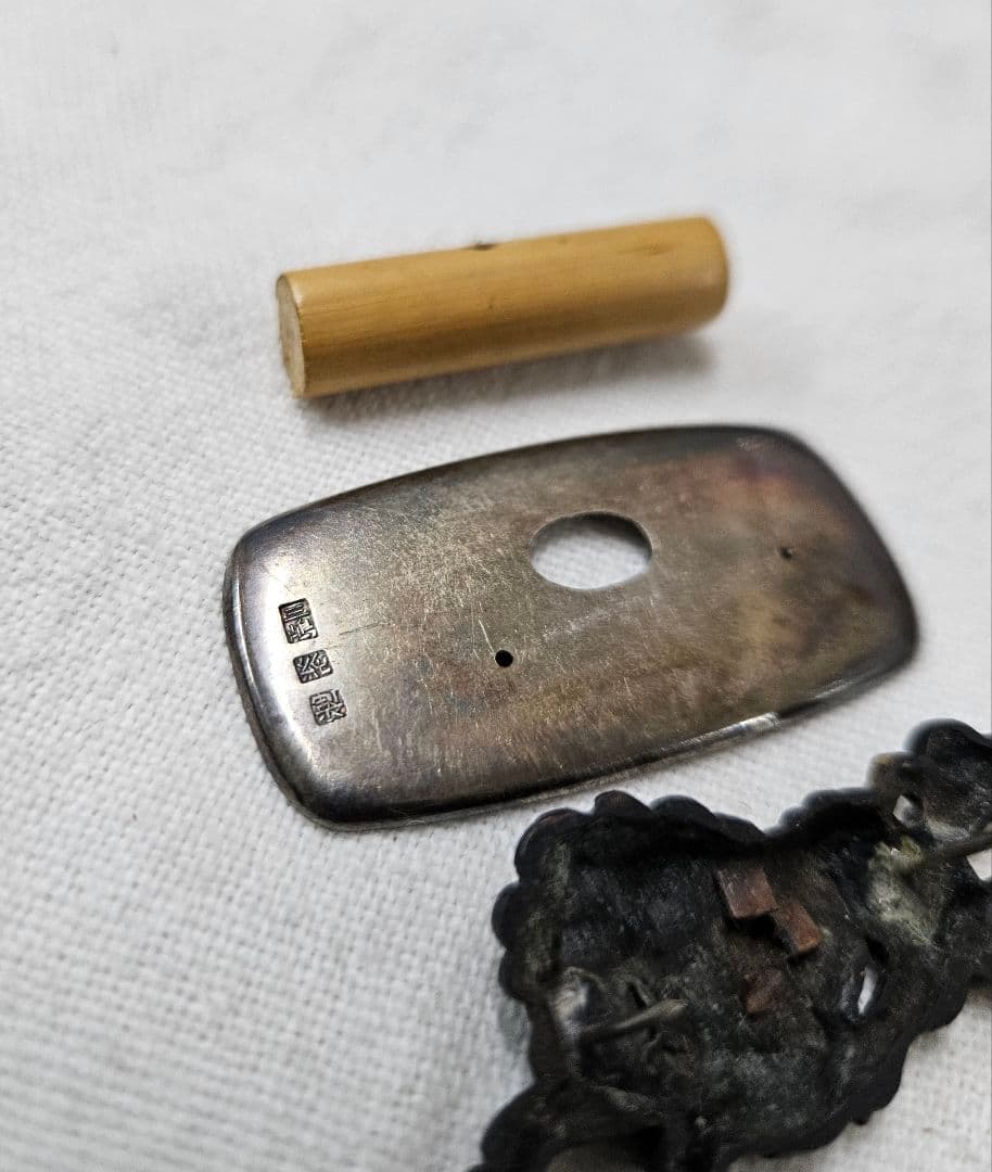 日本のアンティーク 金象嵌 目貫 刀装具 唐獅子 三嶋 在銘 純 製