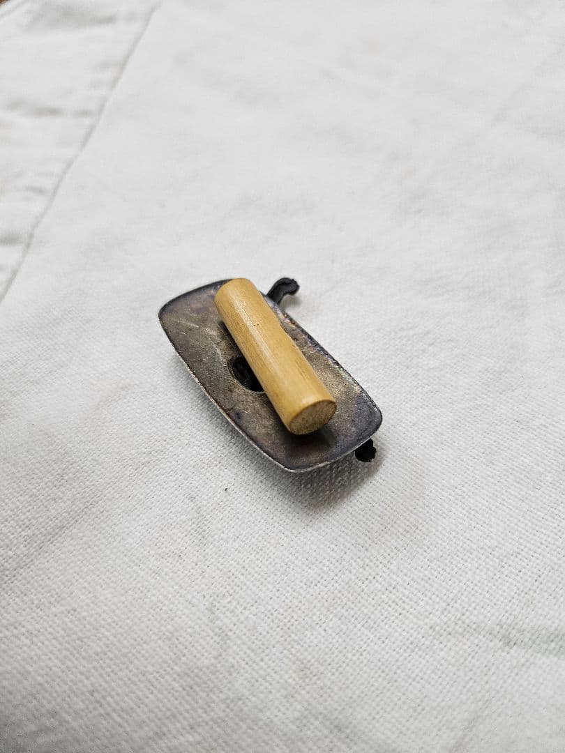 日本のアンティーク 金象嵌 目貫 刀装具 唐獅子 三嶋 在銘 純 製