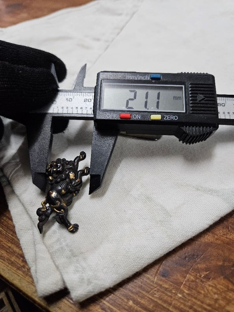 日本のアンティーク 金象嵌 目貫 刀装具 唐獅子 三嶋 在銘 純 製