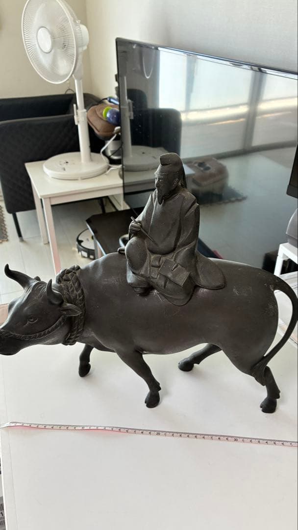 銅器牛に乗る人物像