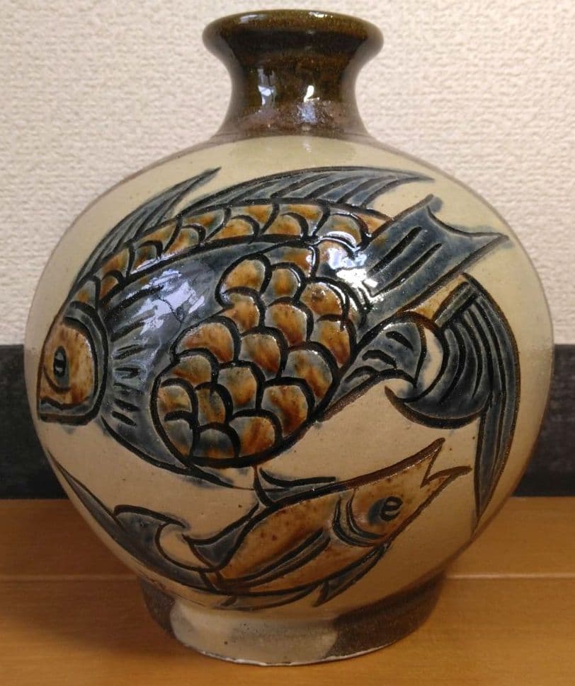 人間国宝 金城次郎 線彫魚文壷 栞 共箱 未使用品 壷屋焼 やちむん 笑魚 海老