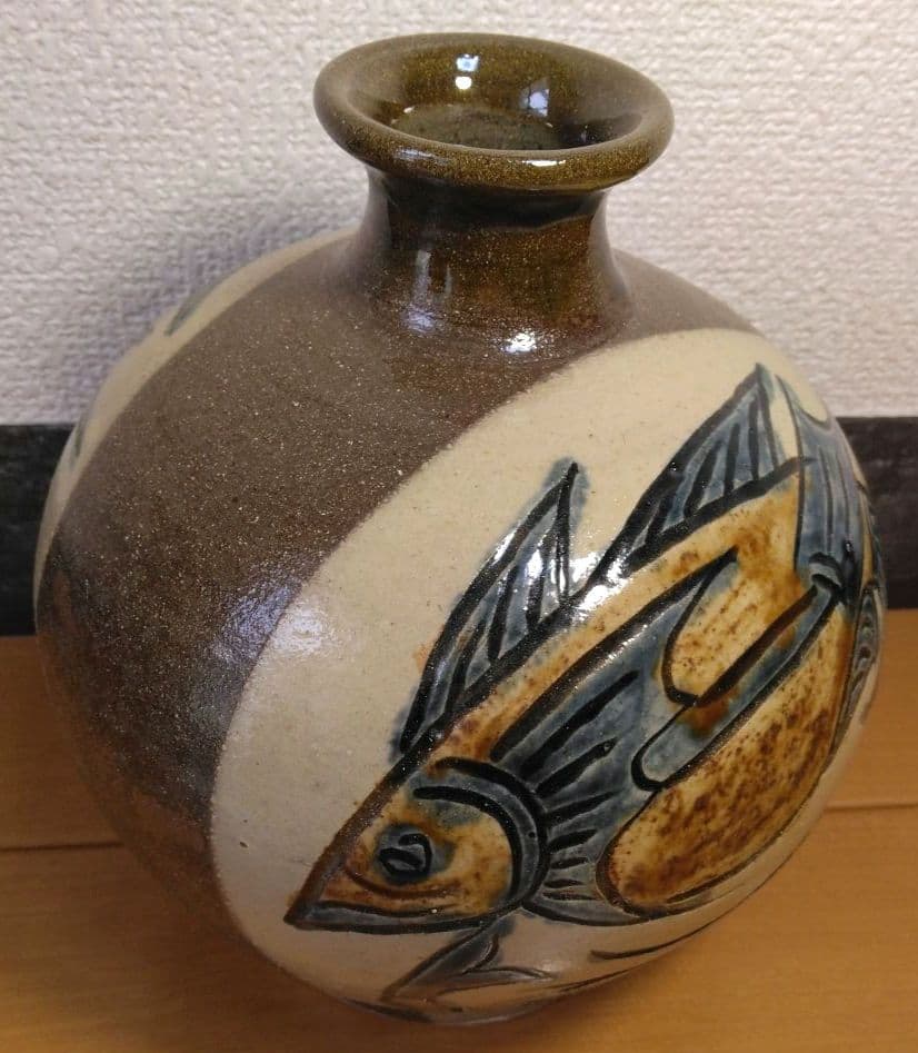 人間国宝 金城次郎 線彫魚文壷 栞 共箱 未使用品 壷屋焼 やちむん 笑魚 海老