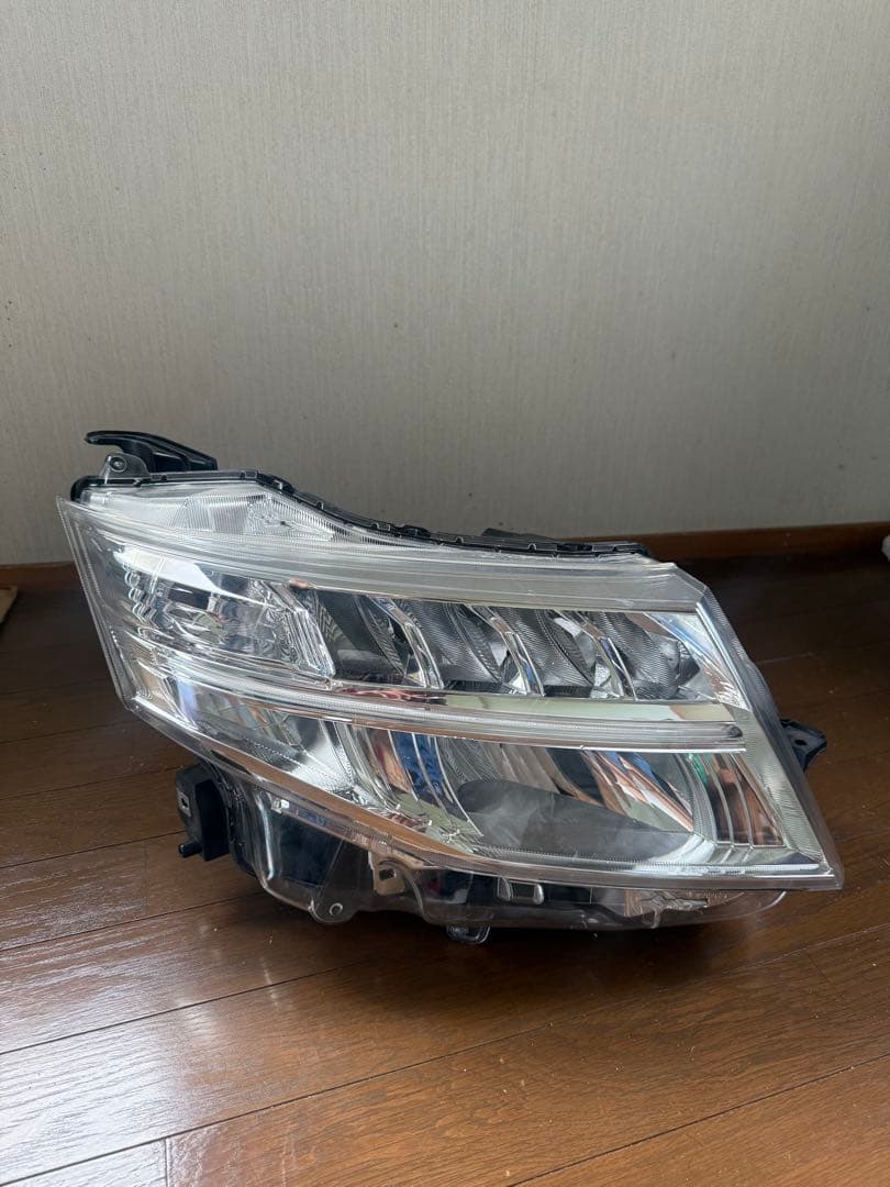 ダイハツトールM900S右純正ヘッドライトユニット(送料無料)