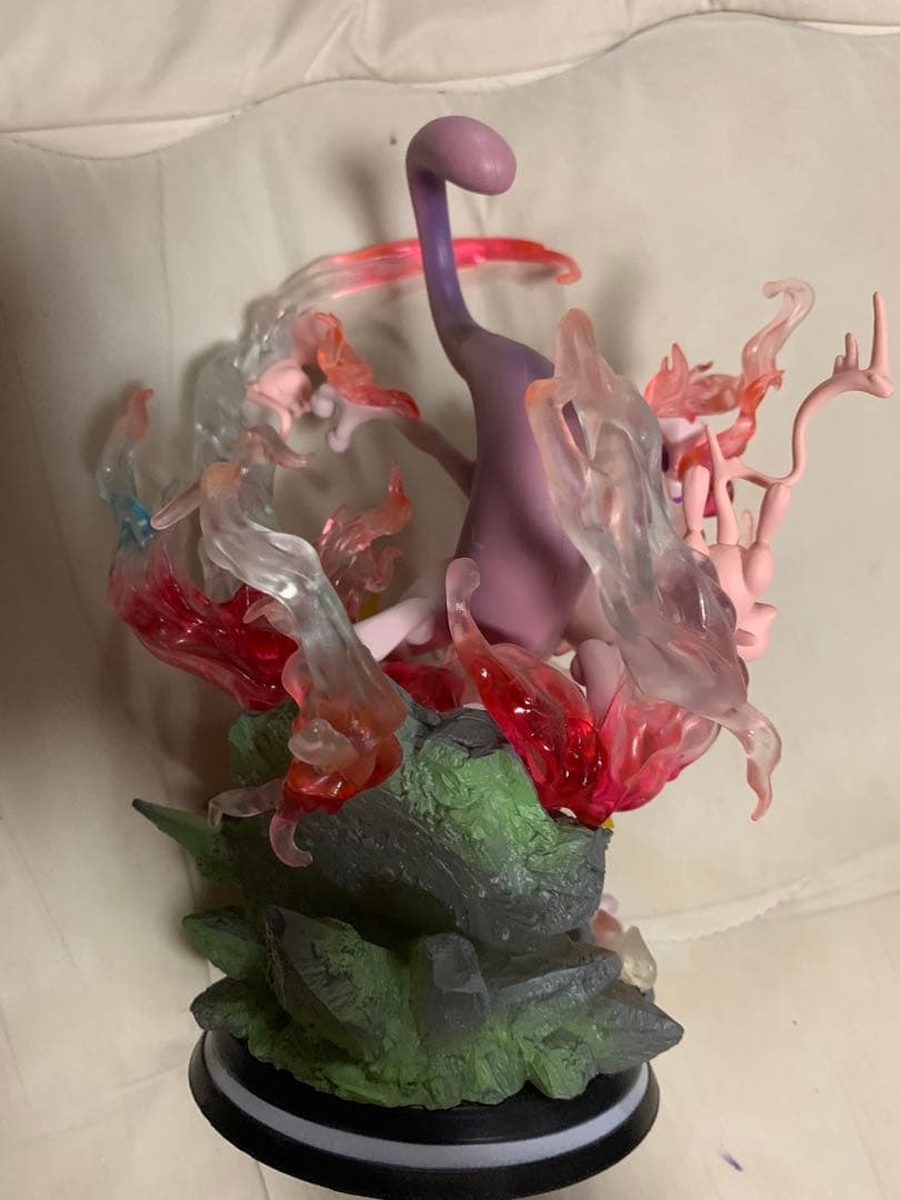 ミュウツー ミュウ フィギュア　海外フィギュア　発光ギミックあり