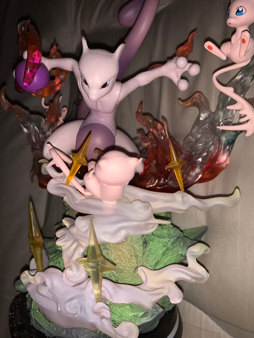 ミュウツー ミュウ フィギュア　海外フィギュア　発光ギミックあり