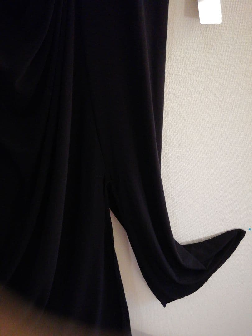 前後Vネックパフスリーブ、スレンダー でスタイリッシュなワンピースドレス♪新品