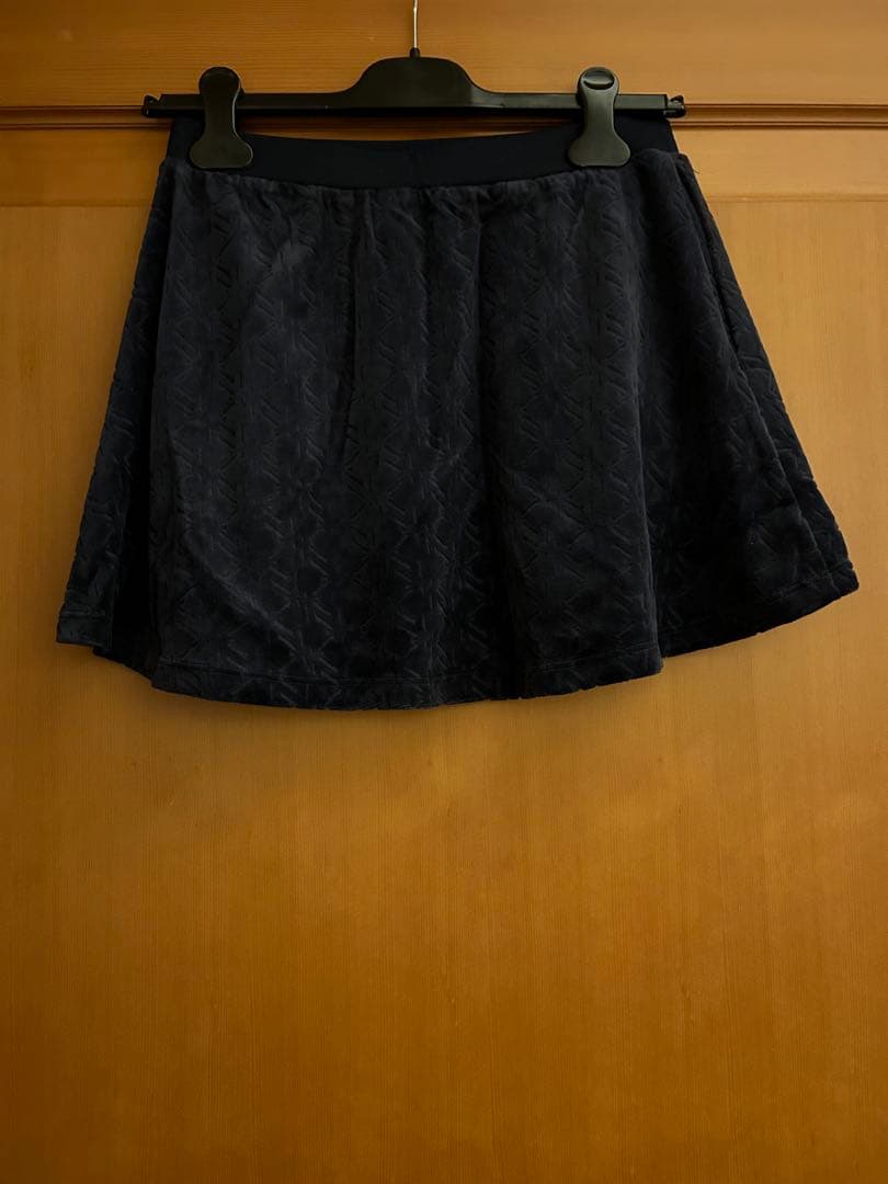 フィラ　テニスウェア　紺色スコート　Mサイズ　新品