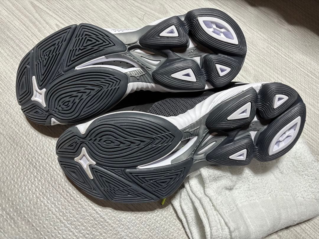 ミズノ（MIZUNO）　バレーボールシューズ ウエーブライトニングZ7