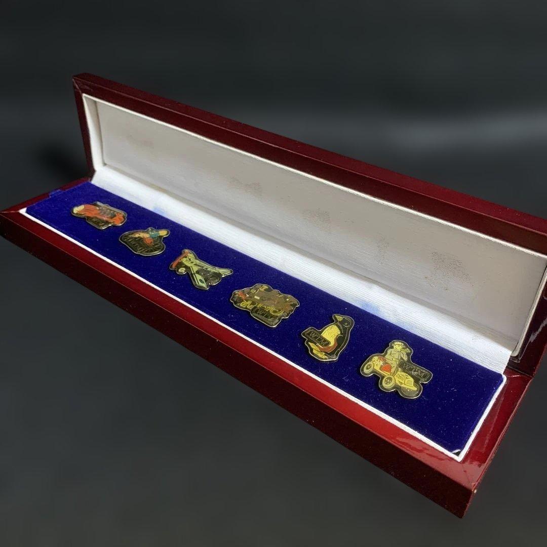 軽井沢ワールドトイミュージアム開館記念ピンバッチセット 2004 年