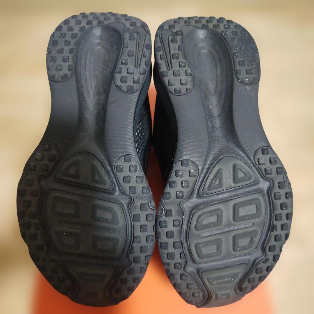 ナイキ　ボメロ18ブラック　25.5cm