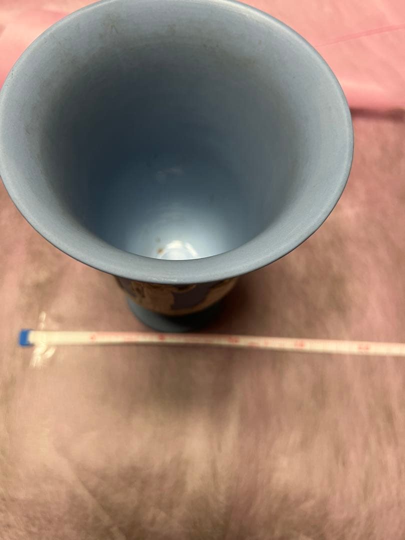 ウエッジウッド　青い陶器の浮彫り花瓶 高さ約20cm
