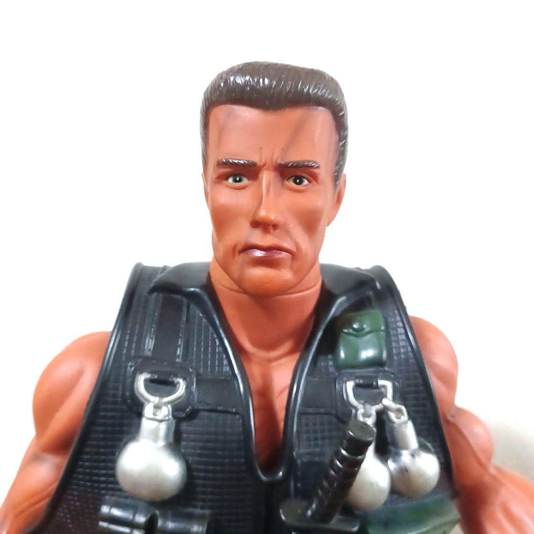 映画「コマンド―」アーノルド・シュワルツェネッガー演　可動式フィギュア