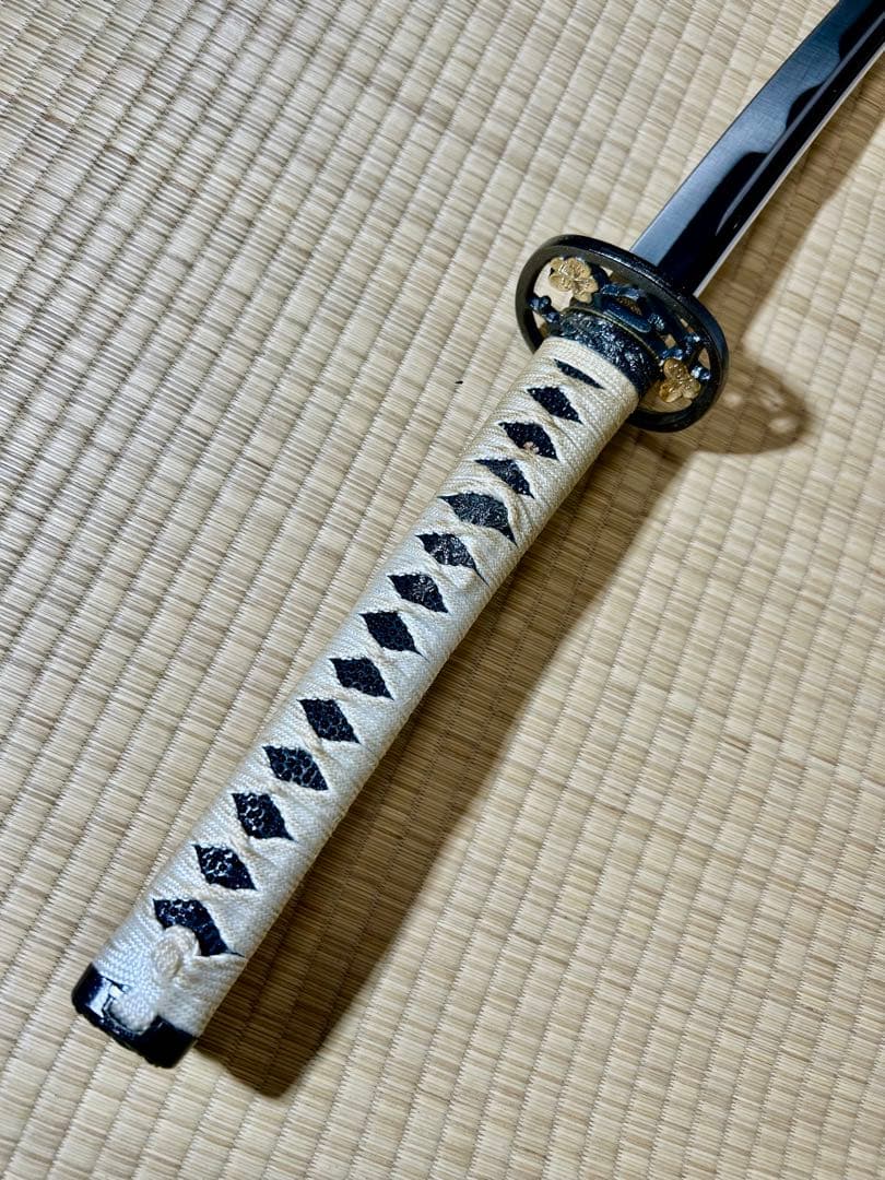 模造刀 太刀　※刀身に樋があり、鍔に花模様のある刀！