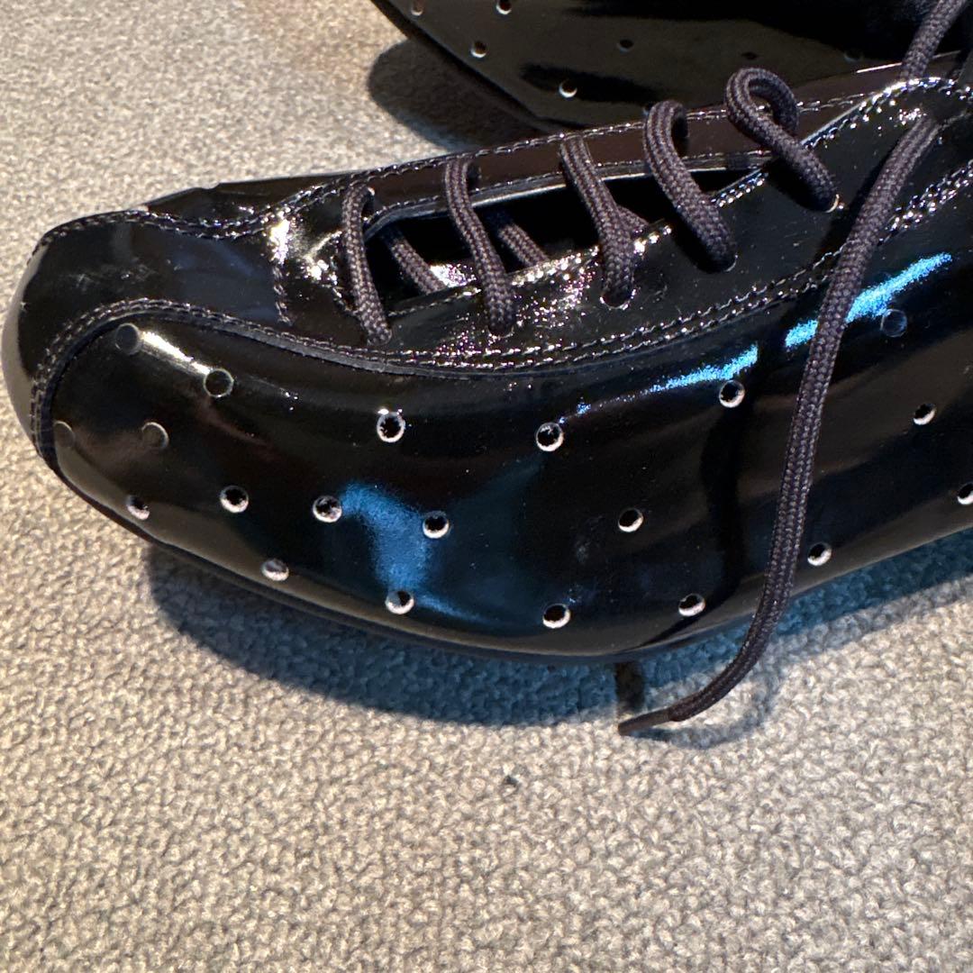 イタリア製DEUGI 103エナメルタイプ黒　サイズ41 1/2 傷有り