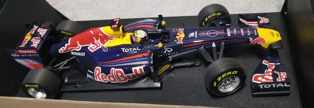 【美品】ミニチャンプス1/18 レッドブル RB7 S.ベッテル 2011