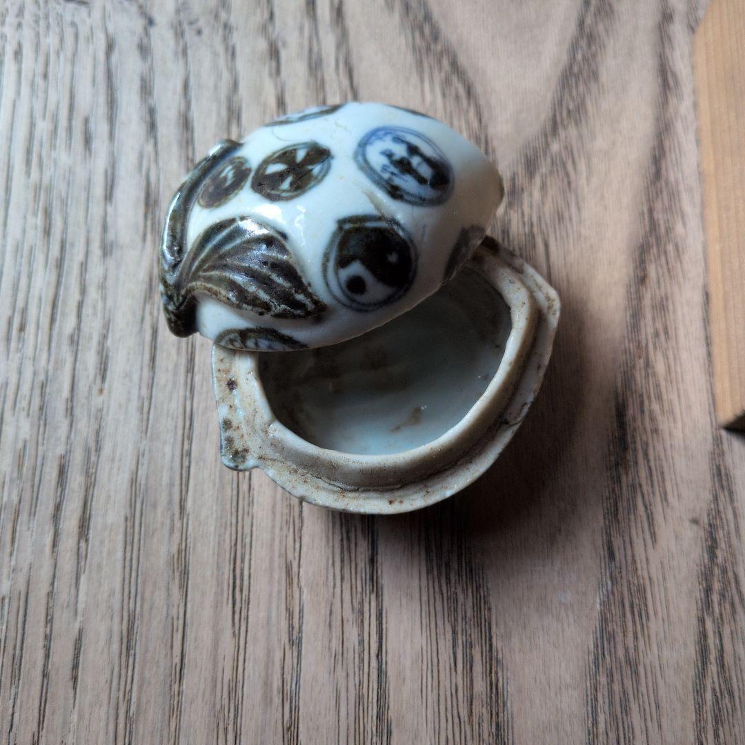 古伊万里　丸紋染付　桃形　 蓋付き香合 木箱付き