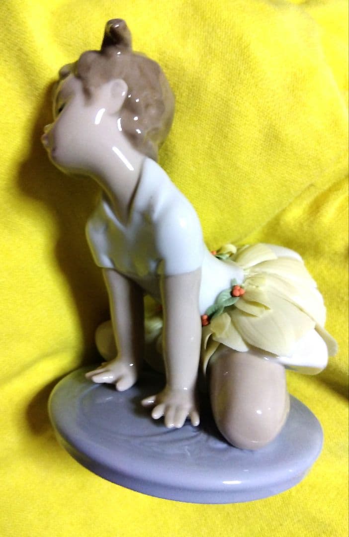 リヤドロのポーセリン（磁器）製フィギュリンOopsy Daisy