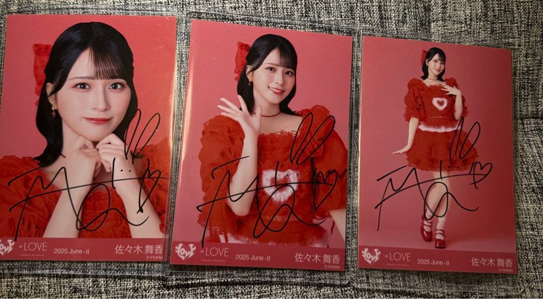 佐々木舞香赤衣装直筆