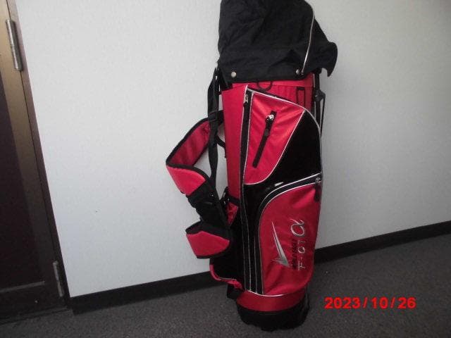 なかなかモダンなゴルフバッグ新品未使用です！