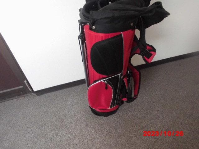 なかなかモダンなゴルフバッグ新品未使用です！