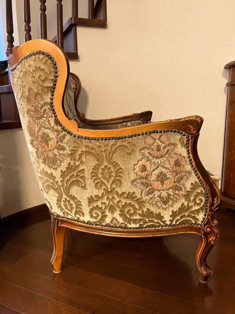【イタリア製】美しい彫刻の高級アンティークソファ 木製椅子 ベージュ ゴブラン