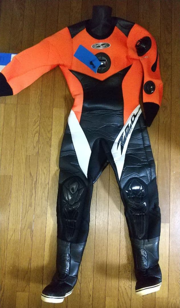 ワールドダイブ ドライスーツ