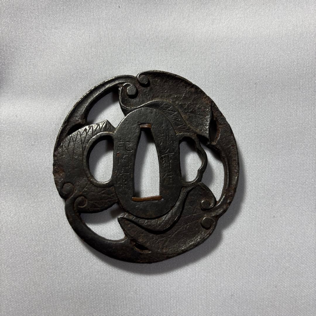 葉模様の鉄製鍔　越前住記内作　葵　葉　三つ葉葵