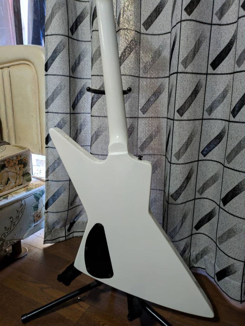 v*u様 エクスプローラー型エレキギター ホワイト　ノーブランド