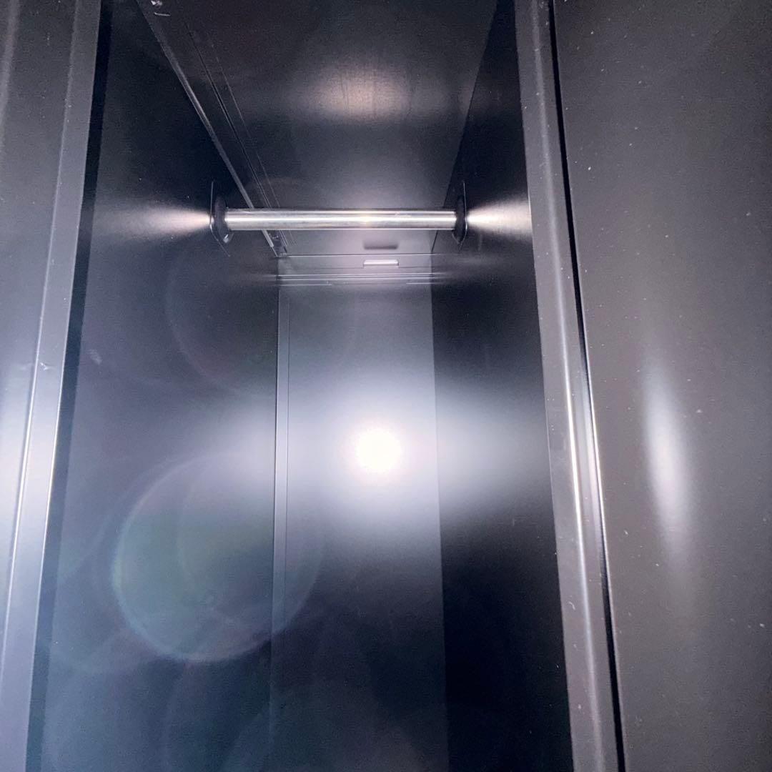 ブラックスチール製鍵付きオフィスロッカー 8人用