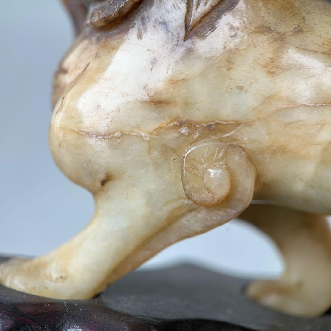 A【玉石彫刻】獅子置物 彫像 飾り物 台座付 16cm×12cm アンティーク風