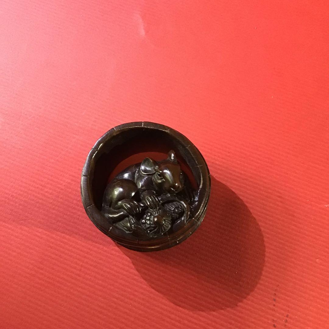 根付　桶に福鼠　黒檀材質　N13