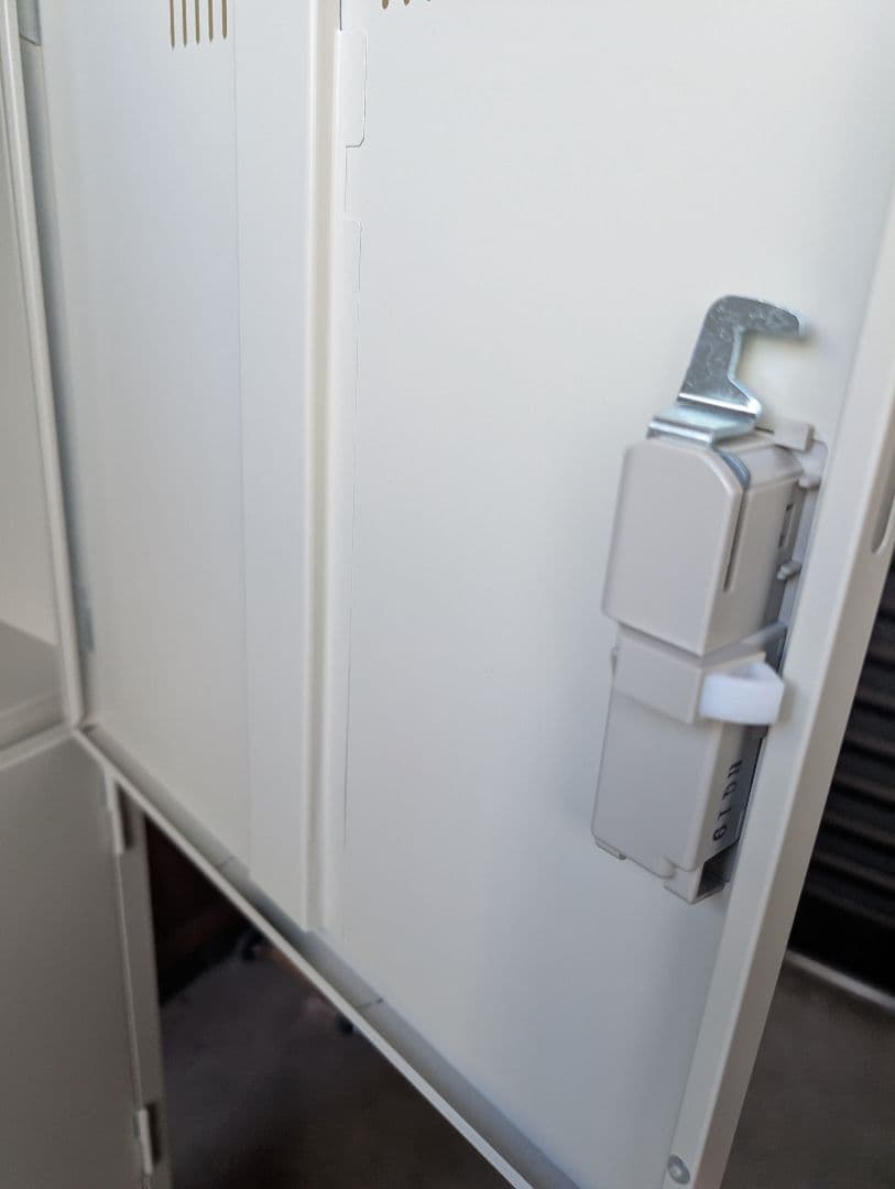 【美品中古】オフィスロッカー 8扉/棚付き/キー全て有※一部地域配送無料