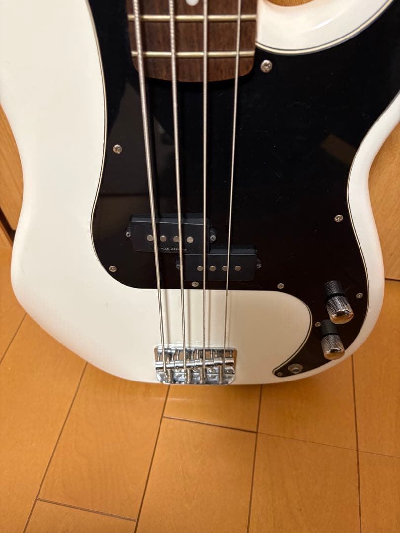 Squier Precision Bass 白　ヘッドフォンアンプ付き