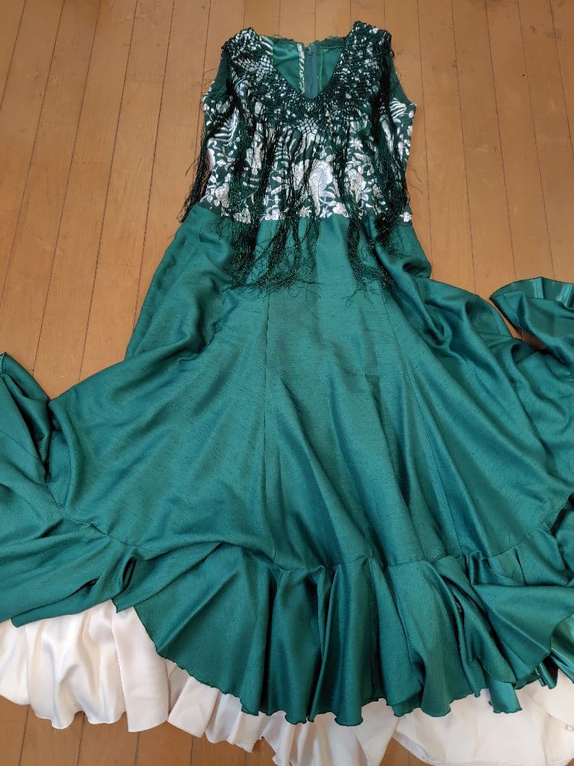 フラメンコ衣装　緑ワンピース+白パニエ
