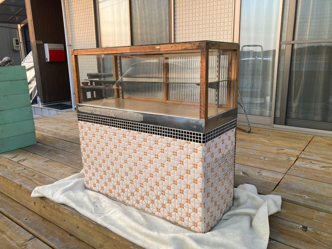 昭和レトロ　たばこ屋ガラスショーケース　タイル貼り、背面ガラス引戸　中棚1段