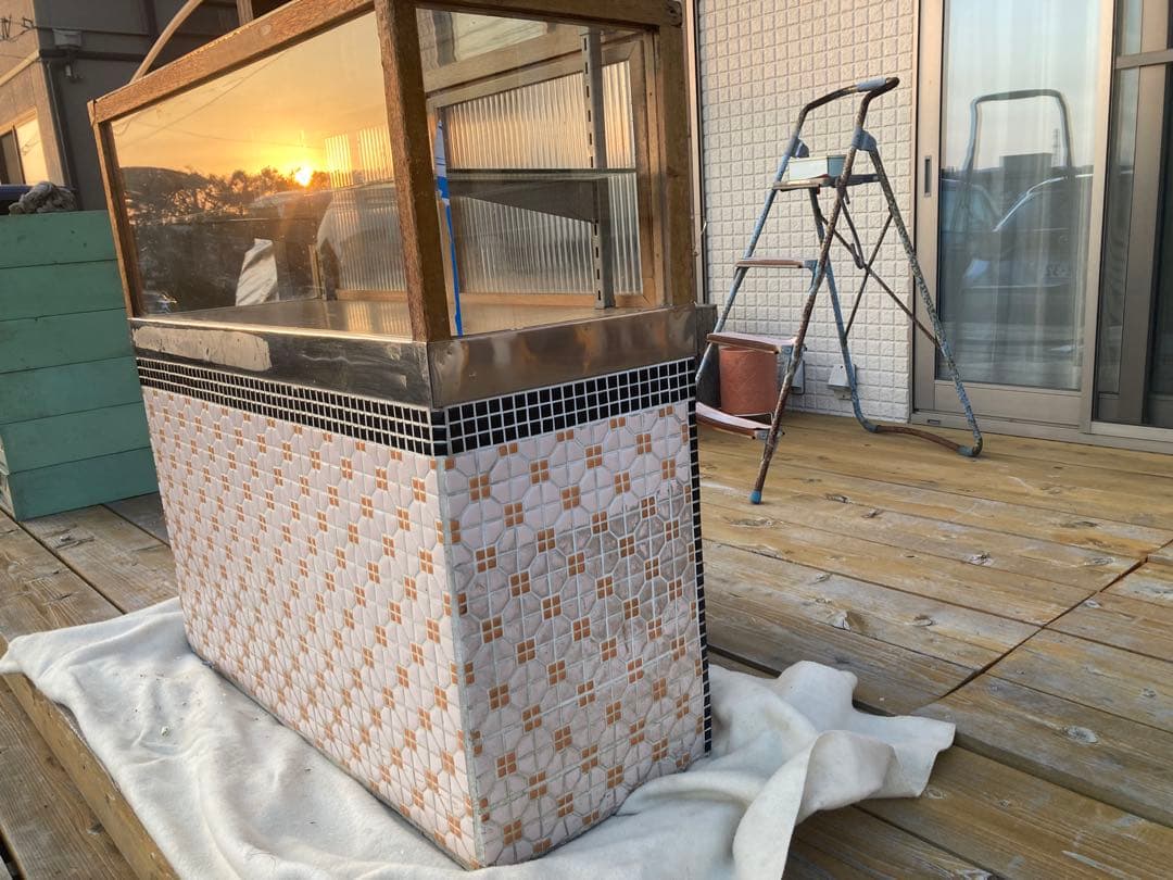 昭和レトロ　たばこ屋ガラスショーケース　タイル貼り、背面ガラス引戸　中棚1段