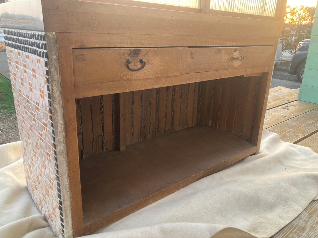 昭和レトロ　たばこ屋ガラスショーケース　タイル貼り、背面ガラス引戸　中棚1段