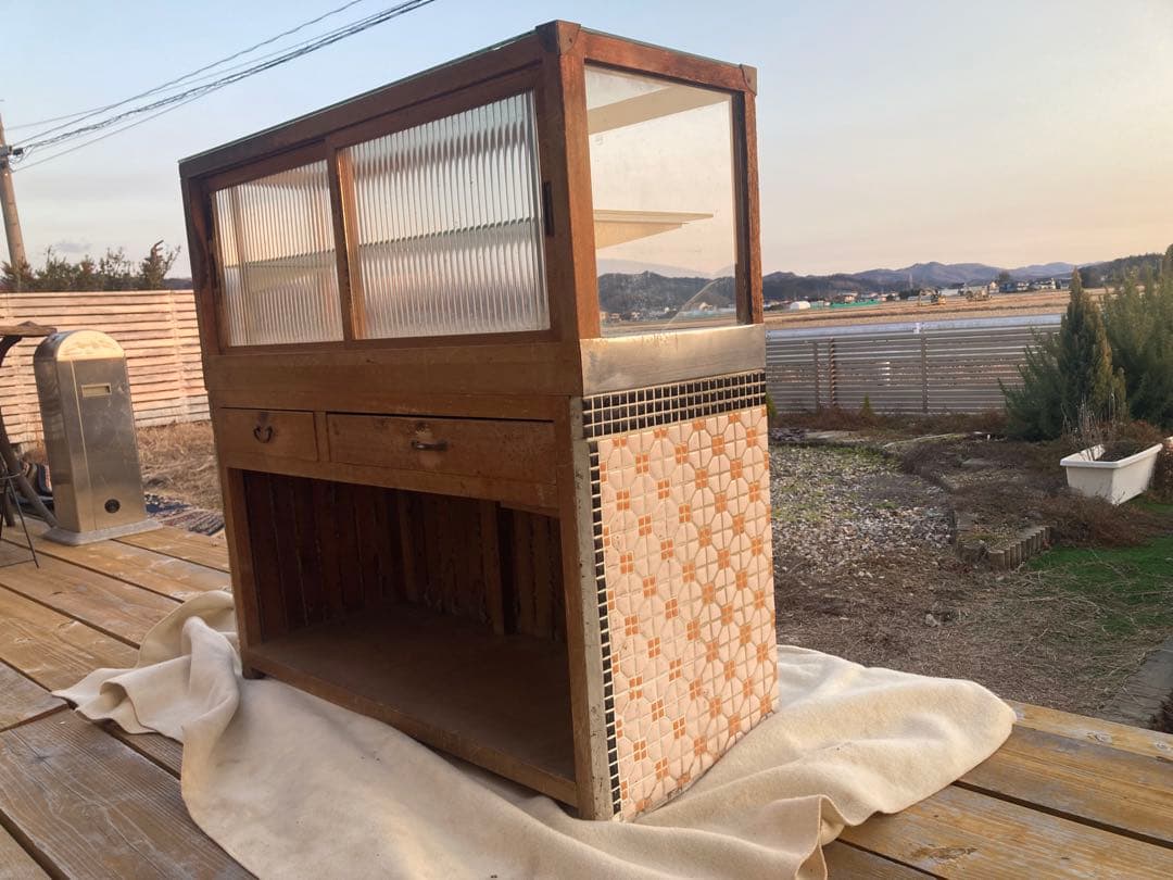 昭和レトロ　たばこ屋ガラスショーケース　タイル貼り、背面ガラス引戸　中棚1段