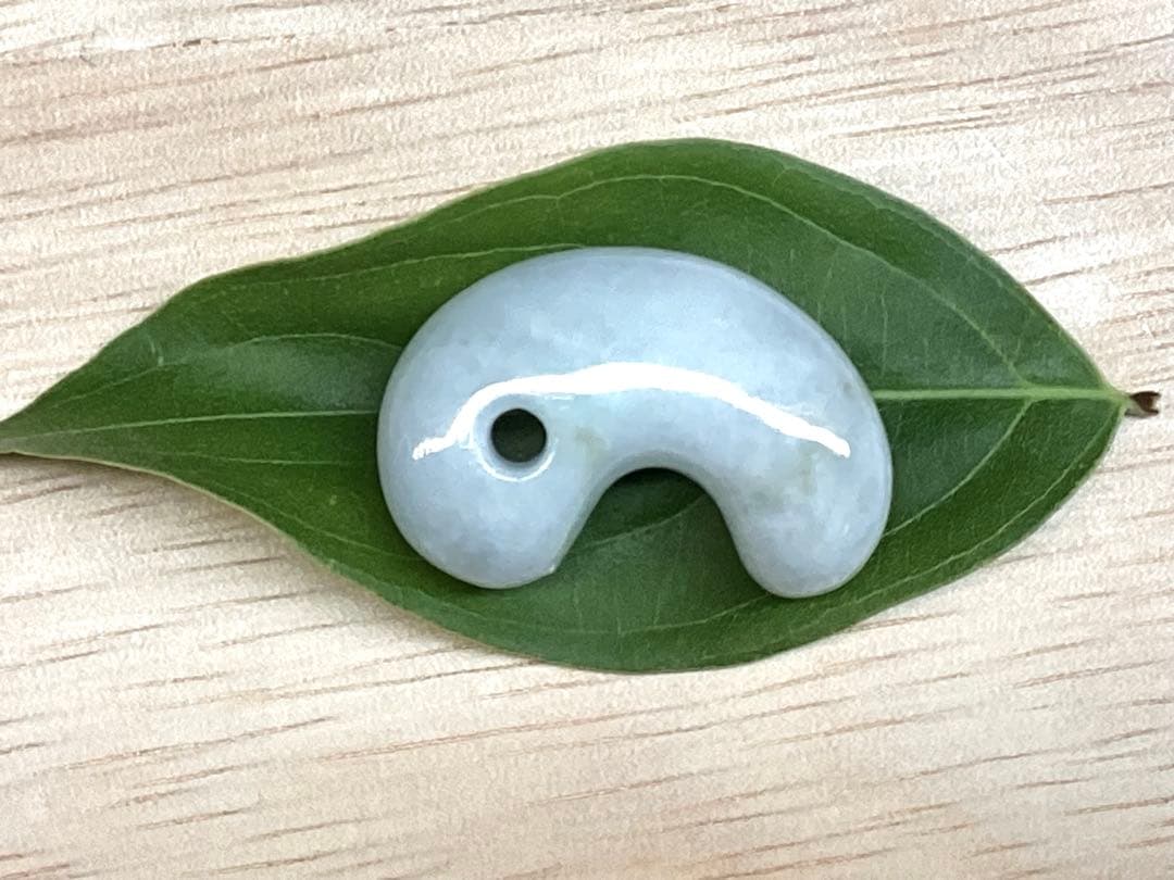 ✳古代からの吉祥幸運の勾玉‼️ 外部鑑別書取得品‼️糸魚川翡翠勾玉　本物をお守りに