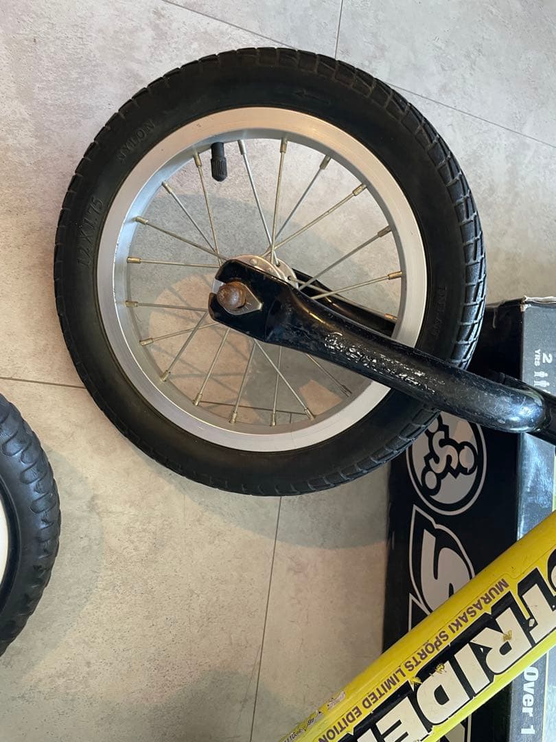 STRIDER 限定モデル　バランスバイク イエロー スペアタイヤ付