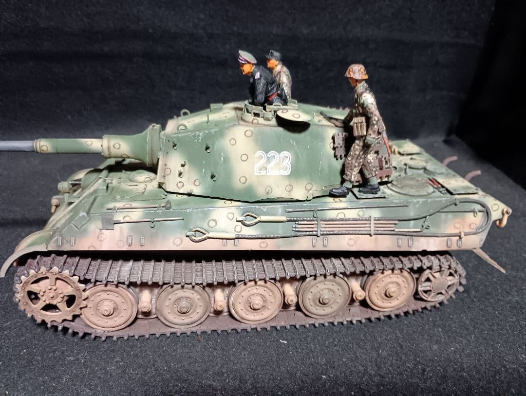 アカデミー1/35キングタイガー完成品