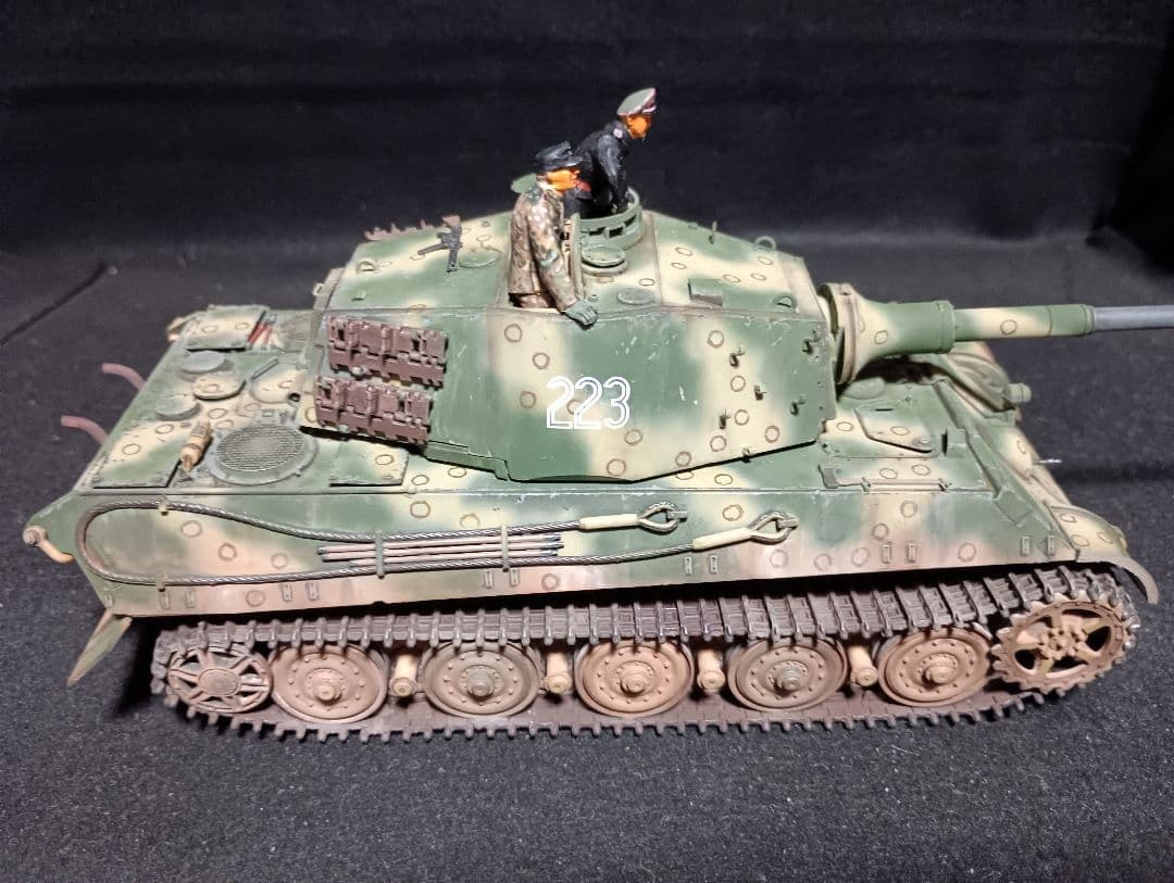 アカデミー1/35キングタイガー完成品