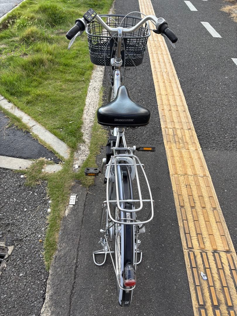 中古24インチブリヂストン電動アシスト自転車　8.7Ah 大阪　012番