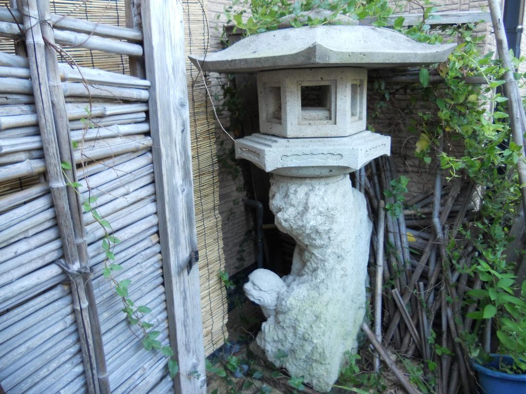 石灯籠 超希少 珍品 獅子 虎 燈篭 です。