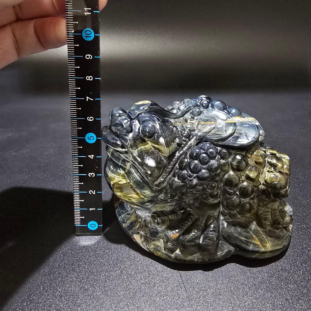 V4 　青虎目石の三本足の蛙　ブルータイガーアイ　銭蛙　珍品　天然石