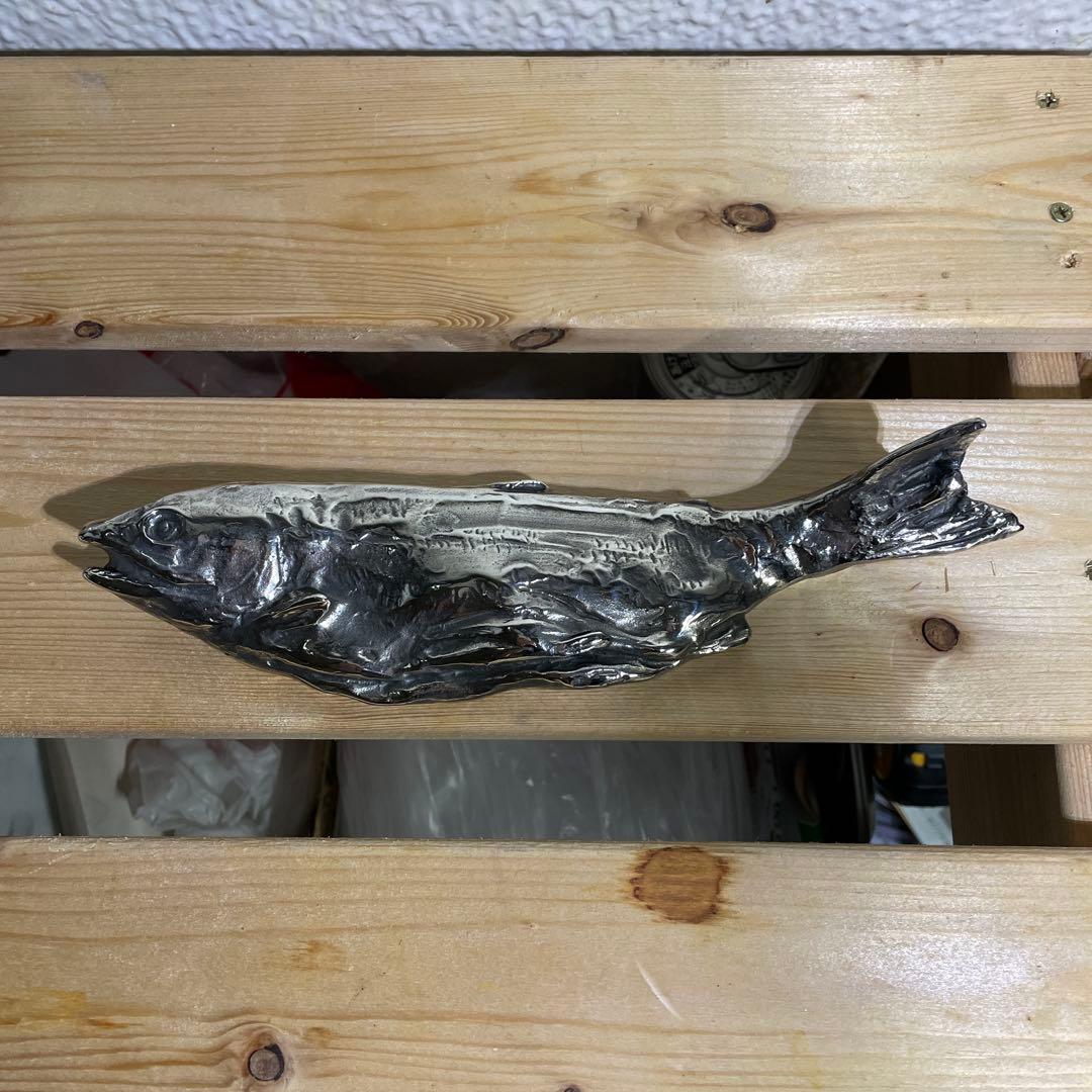 銀色の魚　 魚　 文鎮　 ペーパーウェイト　 シルバー カラー　 銀色
