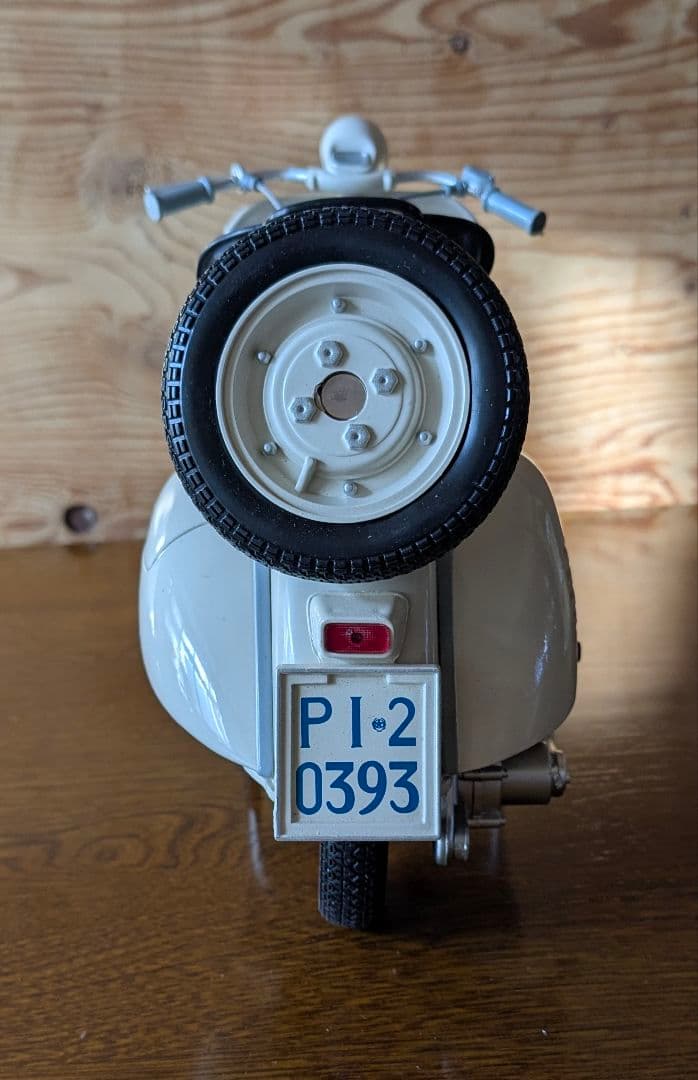 Vespa 1:6 ダイキャストモデル ホワイト