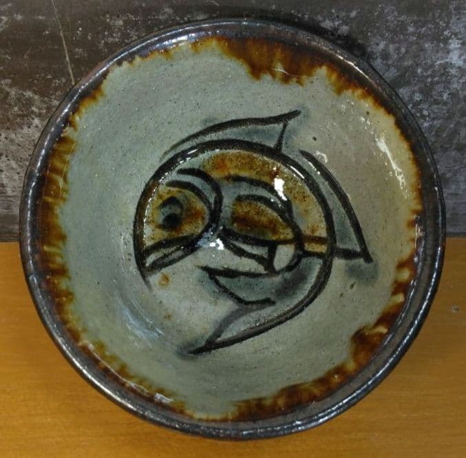 人間国宝 金城次郎 魚紋ぐい呑 栞 共箱 美品 やちむん 壺屋焼 壷屋焼