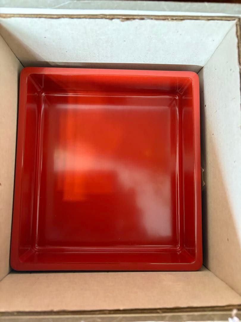 未使用に近い　木曽檜漆重箱　朱色の重箱 金色の模様